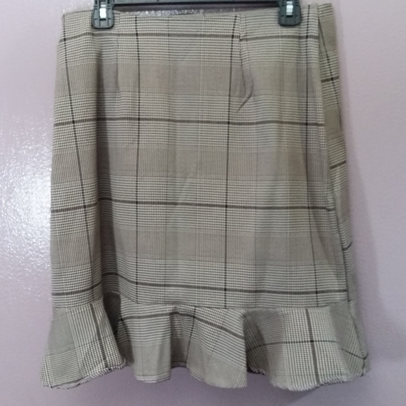 ECI SIDE TIE PLAID PRINT SKIRT. SIZE 8 - Picture 7 of 7